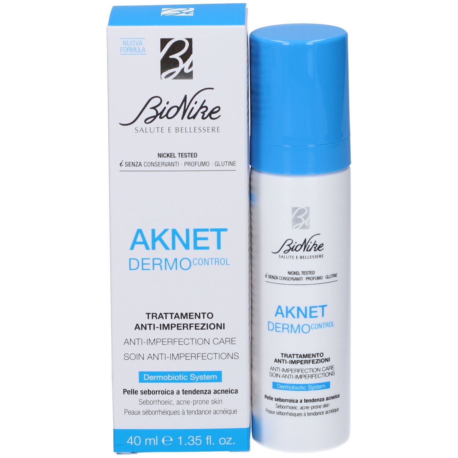 Produkt und Verpackung. Weiße Flasche mit blauem Deckel und Karton. Aufschrift: AKNET DERMOControl, BioNike Logo.