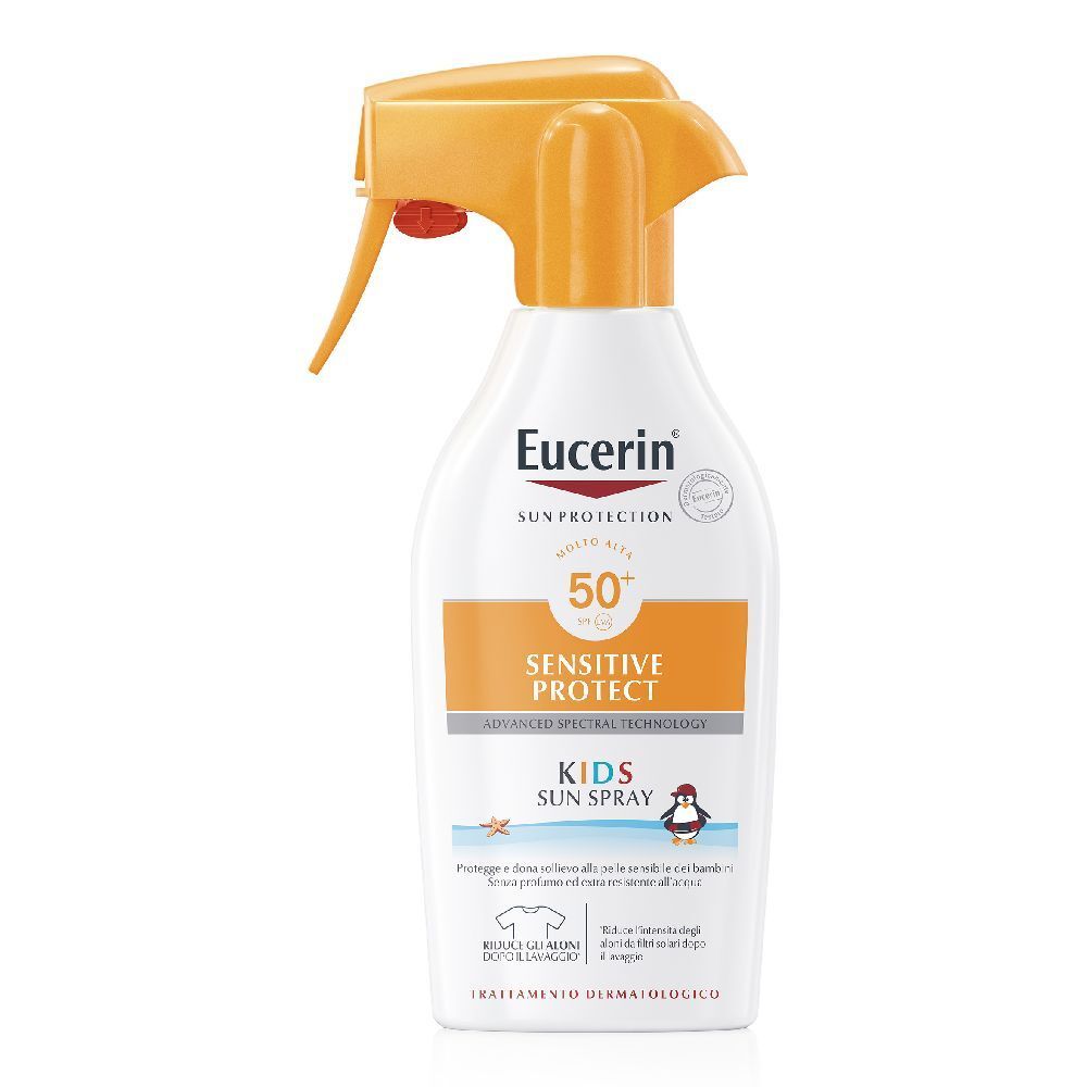 Flacone bianco con erogatore arancione. Scritta: Eucerin, Sun Protection, Sensitive Protect, Kids Sun Spray, SPF 50+.