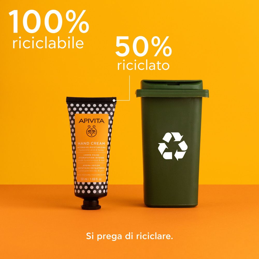 Tubo di crema a pois neri accanto a un bidone verde. Testo: 100% riciclabile, 50% riciclato.