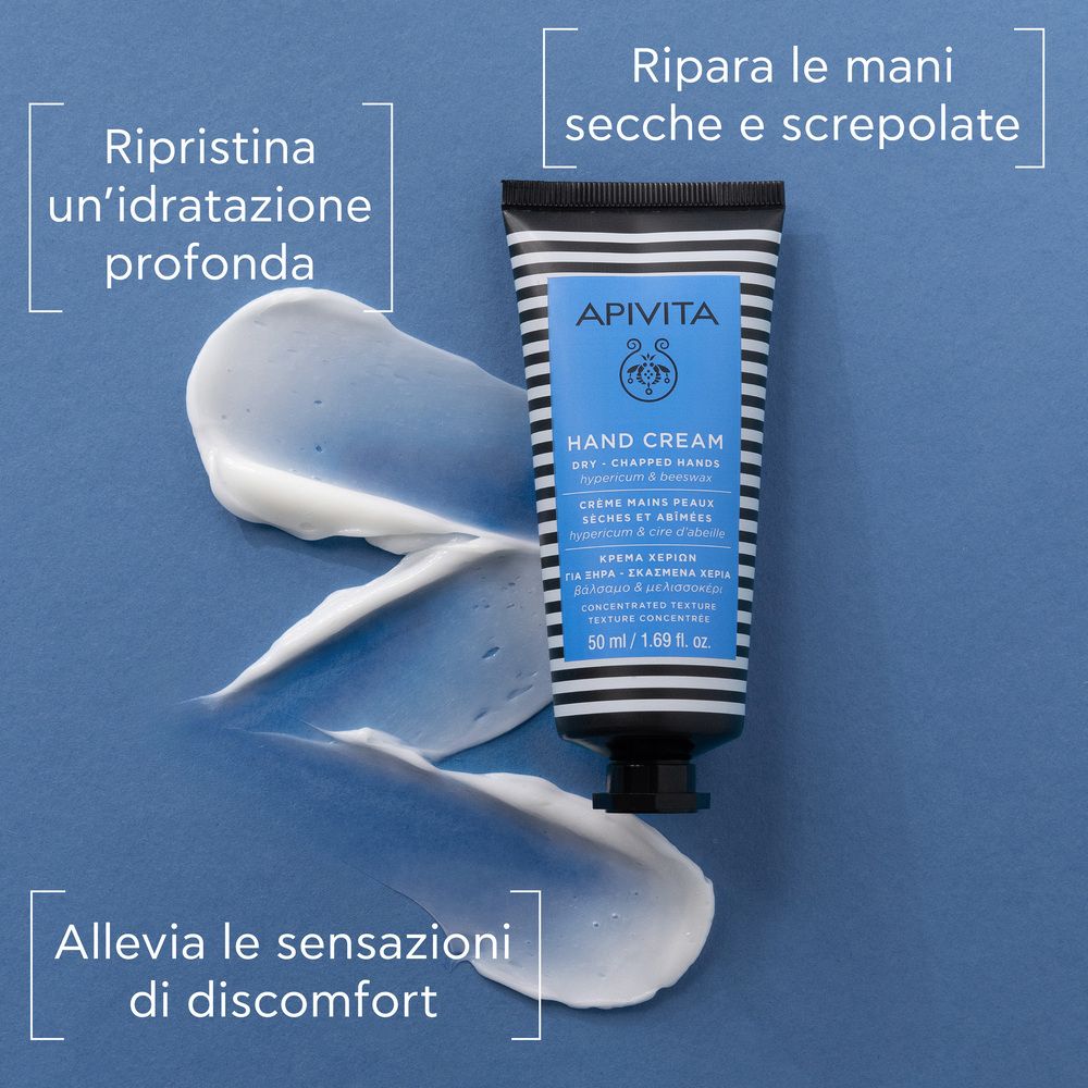 Tubo di crema mani e macchia di crema su sfondo blu. Testo: APIVITA Hand Cream. Fumetti: idratazione, comfort.