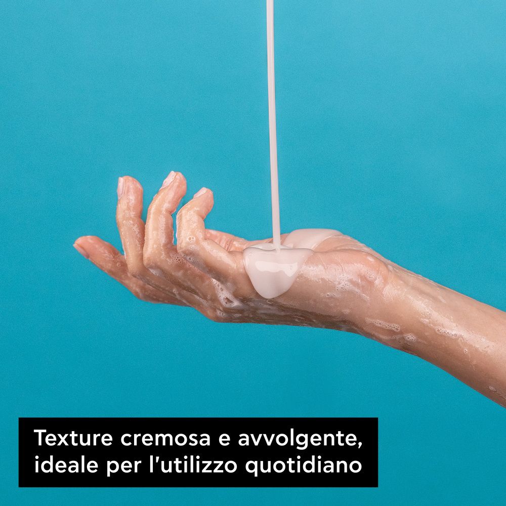 Mani con crema. Testo: Texture cremosa, ideale per l'uso quotidiano.