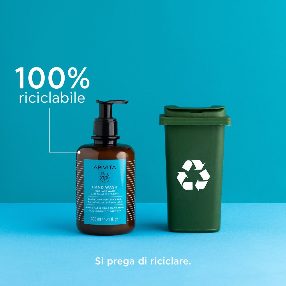 Flacone accanto a un bidone verde. Testo: 100% riciclabile. Si prega di riciclare.