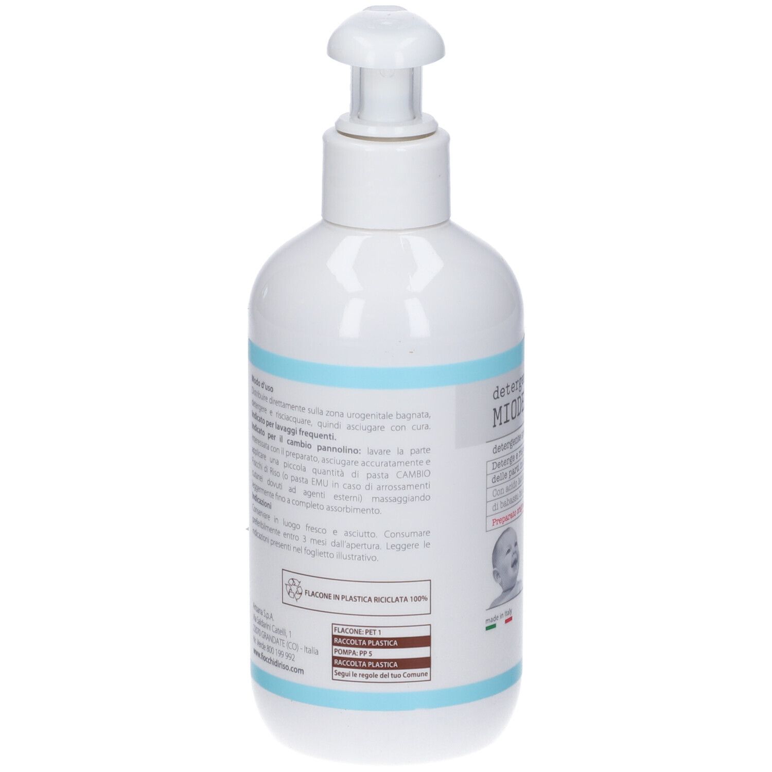 Rückseite der weißen Flasche mit Text. Blaue Streifen. Text in italienischer Sprache. Flasche aus recyceltem Kunststoff.