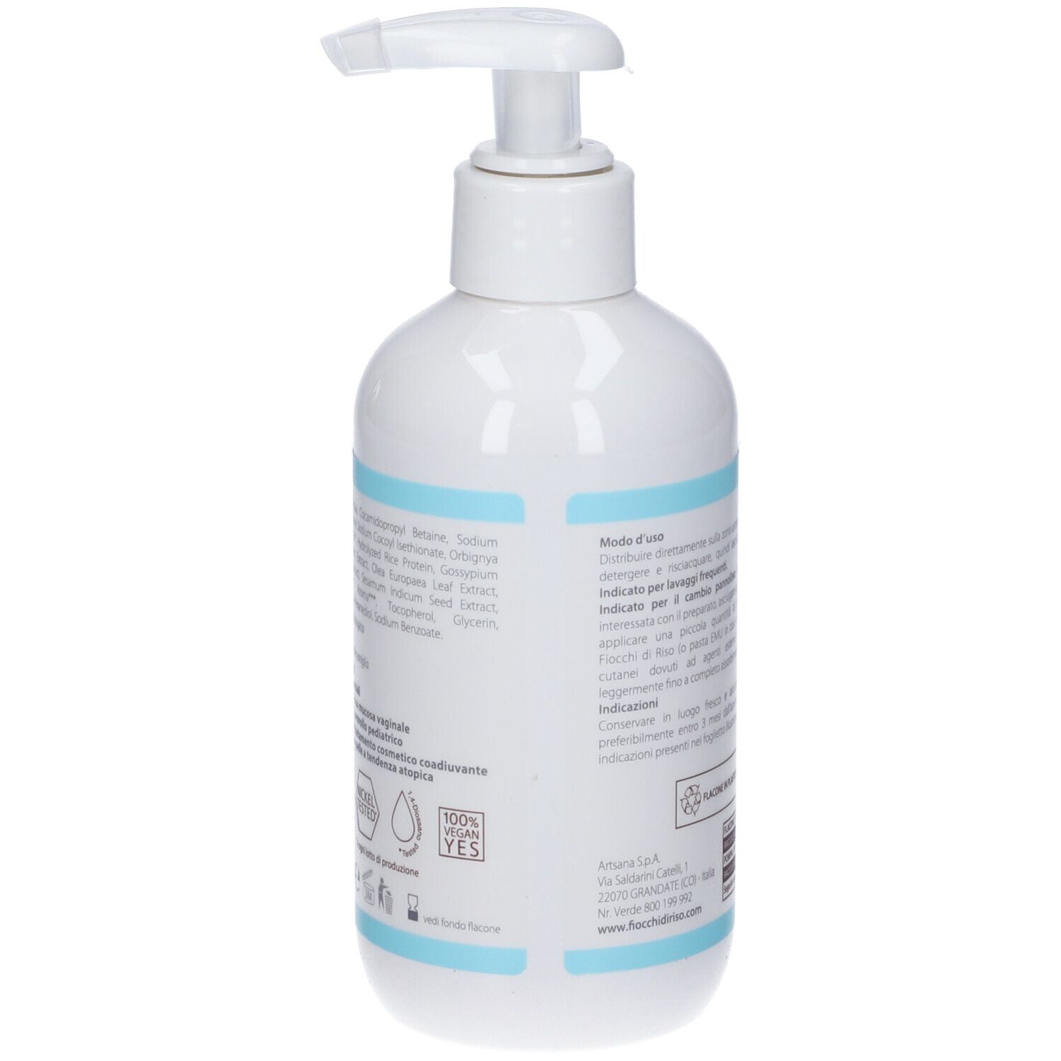 Rückseite der weißen Flasche mit Text. Blaue Streifen. Text in italienischer Sprache. Vegan- und Nickel-Test-Siegel.