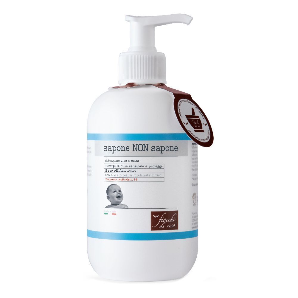 Flacone bianco con dosatore. Etichetta con informazioni e logo. Testo: Sapone NON sapone.