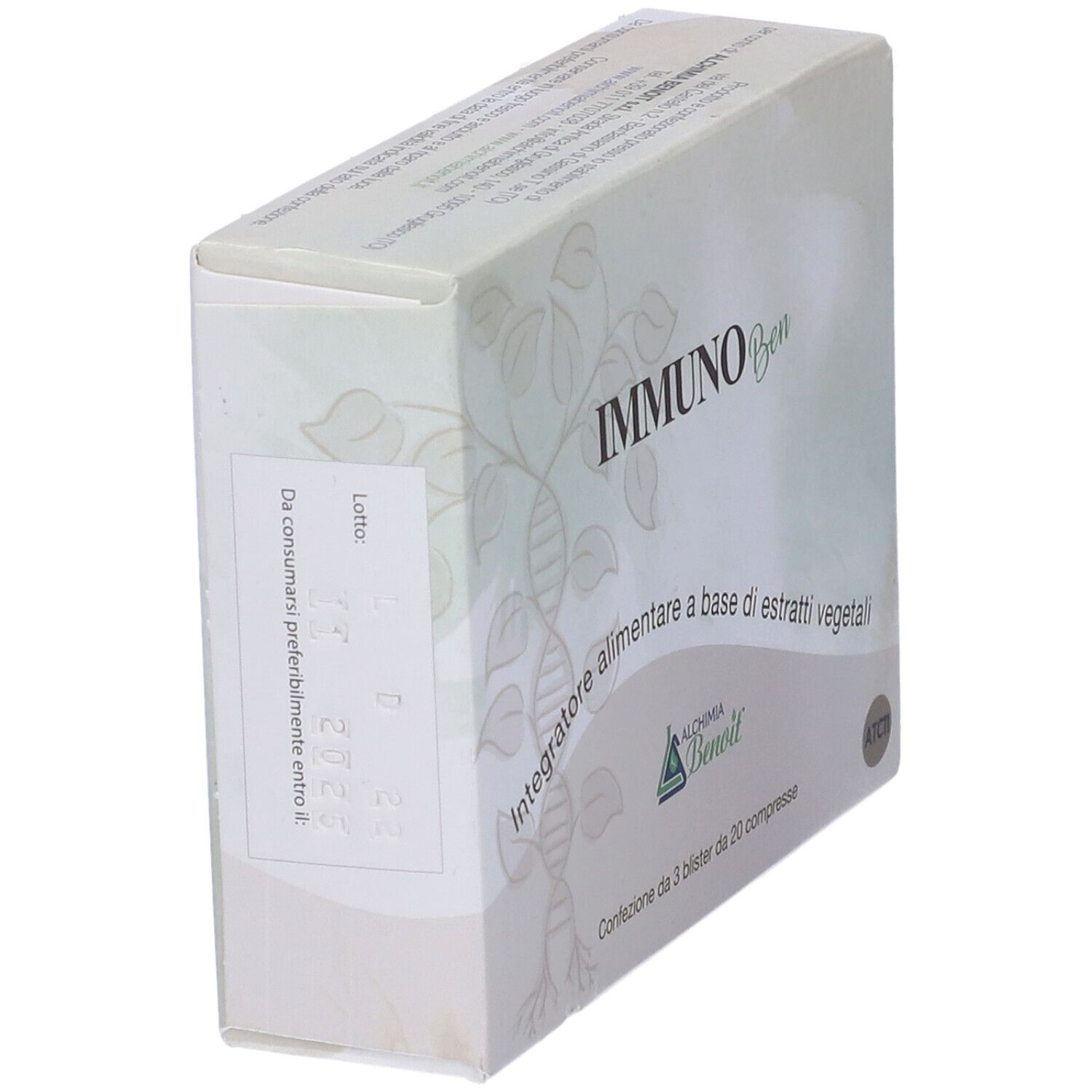 Scatola "IMMUNO Ben" in prospettiva. Testo: Integratore alimentare a base di estratti vegetali. Marca: Alchemia Benoit.