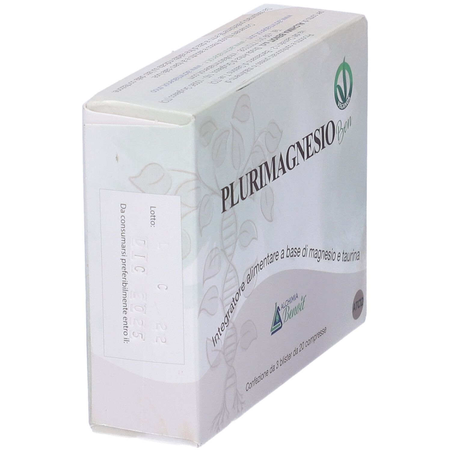 Scatola bianca con scritta PLURIMAGNESIO Ben. Sigillo vegano. Testo: Integratore alimentare a base di magnesio e taurina. 3 blister da 20 compresse.