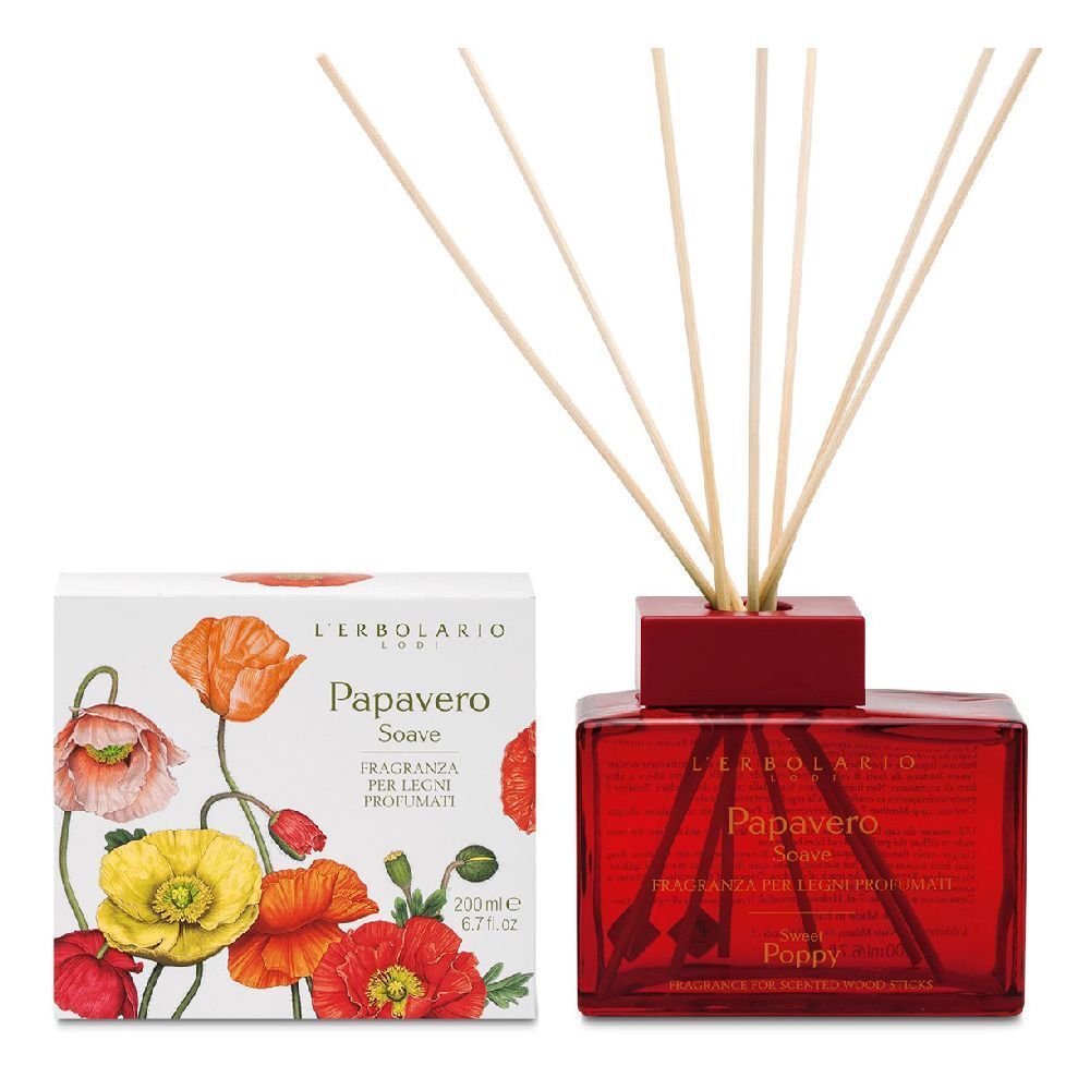 Flacone in vetro rosso con bastoncini di legno e scatola illustrata con papaveri. Testo: Papavero Soave, Fragranza per Legni Profumati.