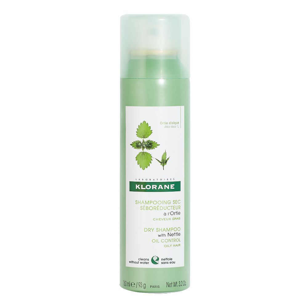 Flacon spray vert avec étiquette blanche. Shampooing sec KLORANE à l'ortie. Inscription: Oil Control. Bouchon verdâtre.