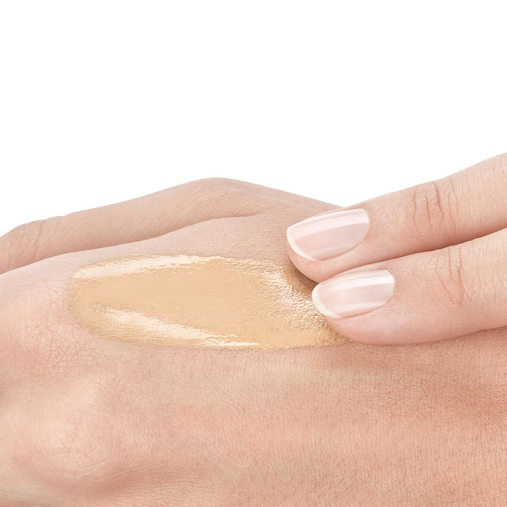 Mano con fondotinta applicato. Fondotinta applicato sul palmo. Pelle chiara con fondotinta.