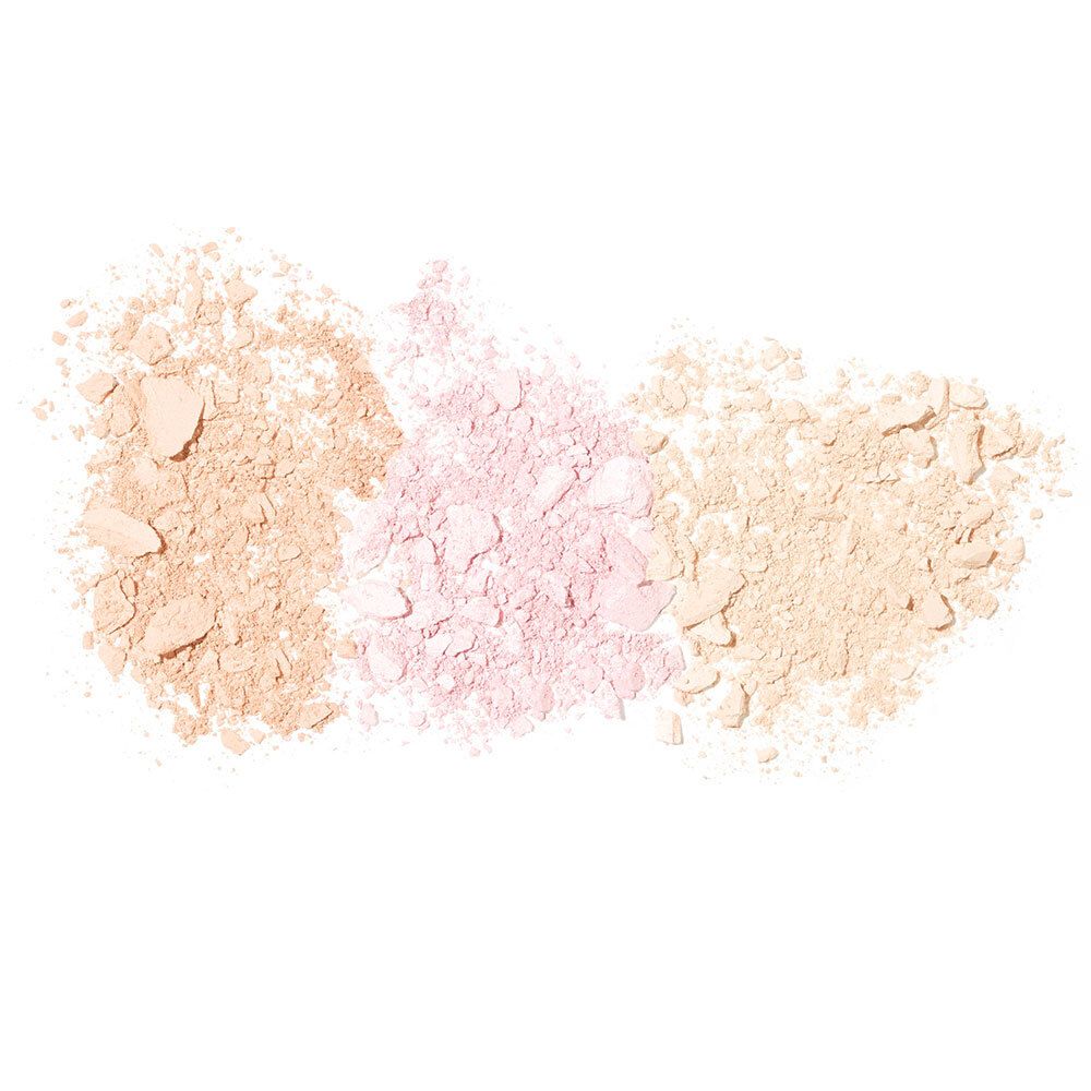 Drei Farbtöne Puder in Beige, Rosa und Hellbraun, auf weißem Hintergrund verstreut.
