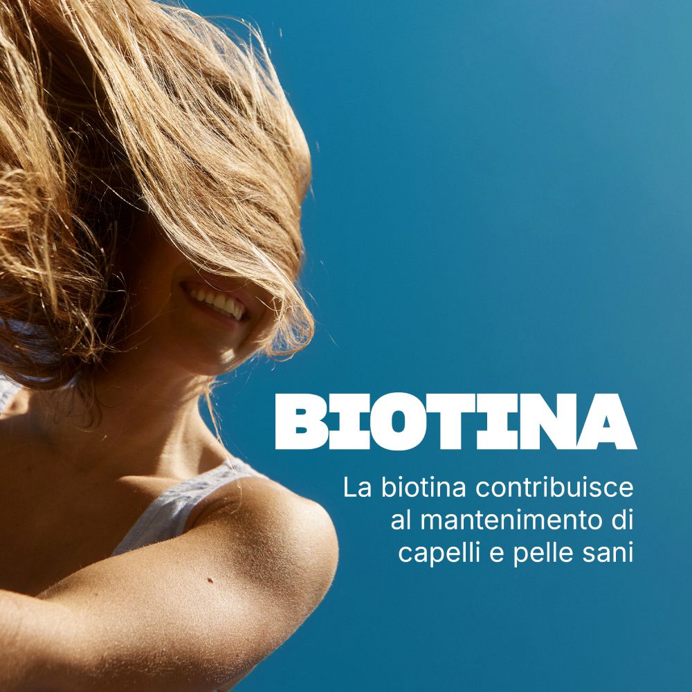 Frau mit langen Haaren und Biotin: Biotin unterstützt die Erhaltung gesunder Haare und Haut.