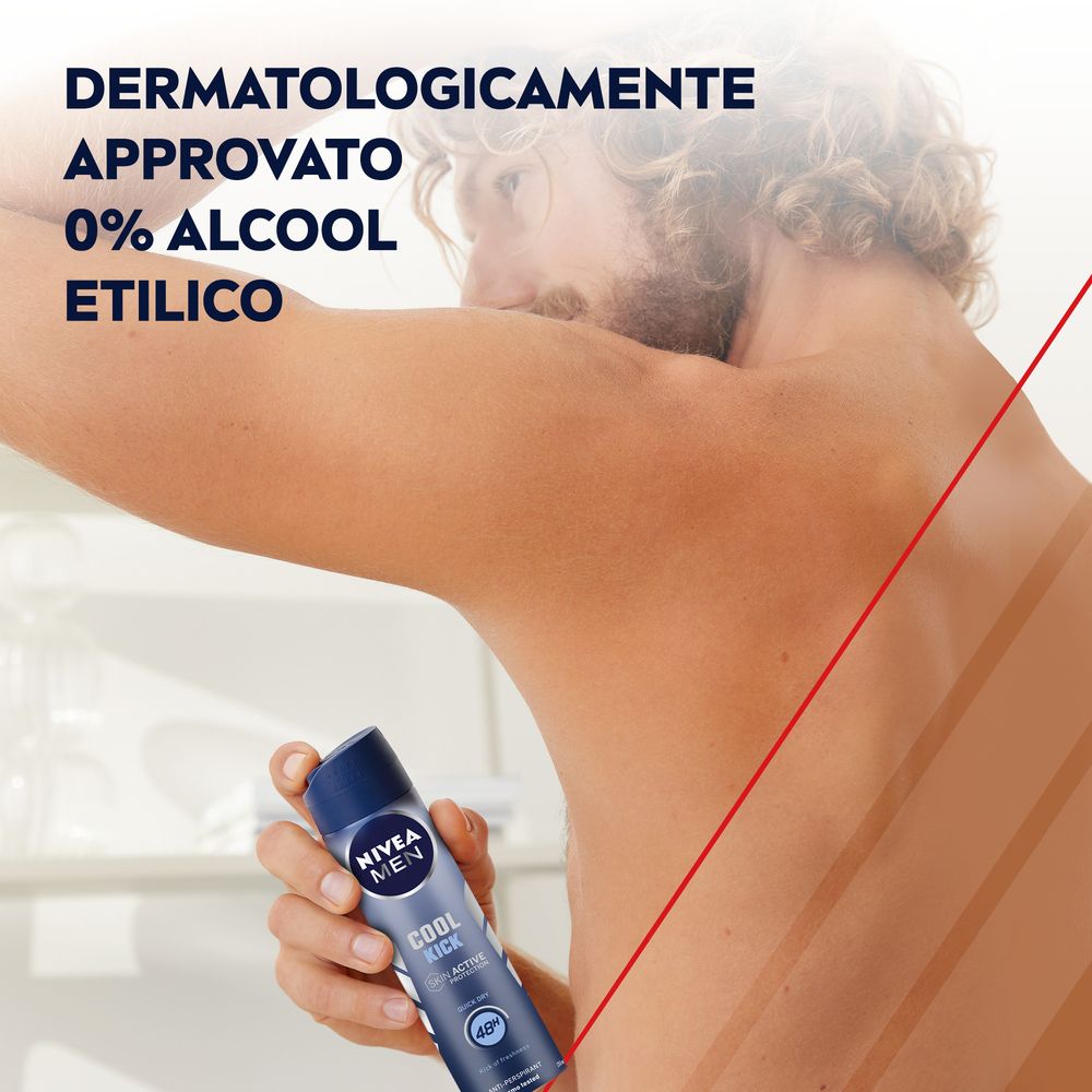 Uomo con spray Nivea Men Cool Kick. Testo: Dermatologicamente approvato 0% alcool etilico.
