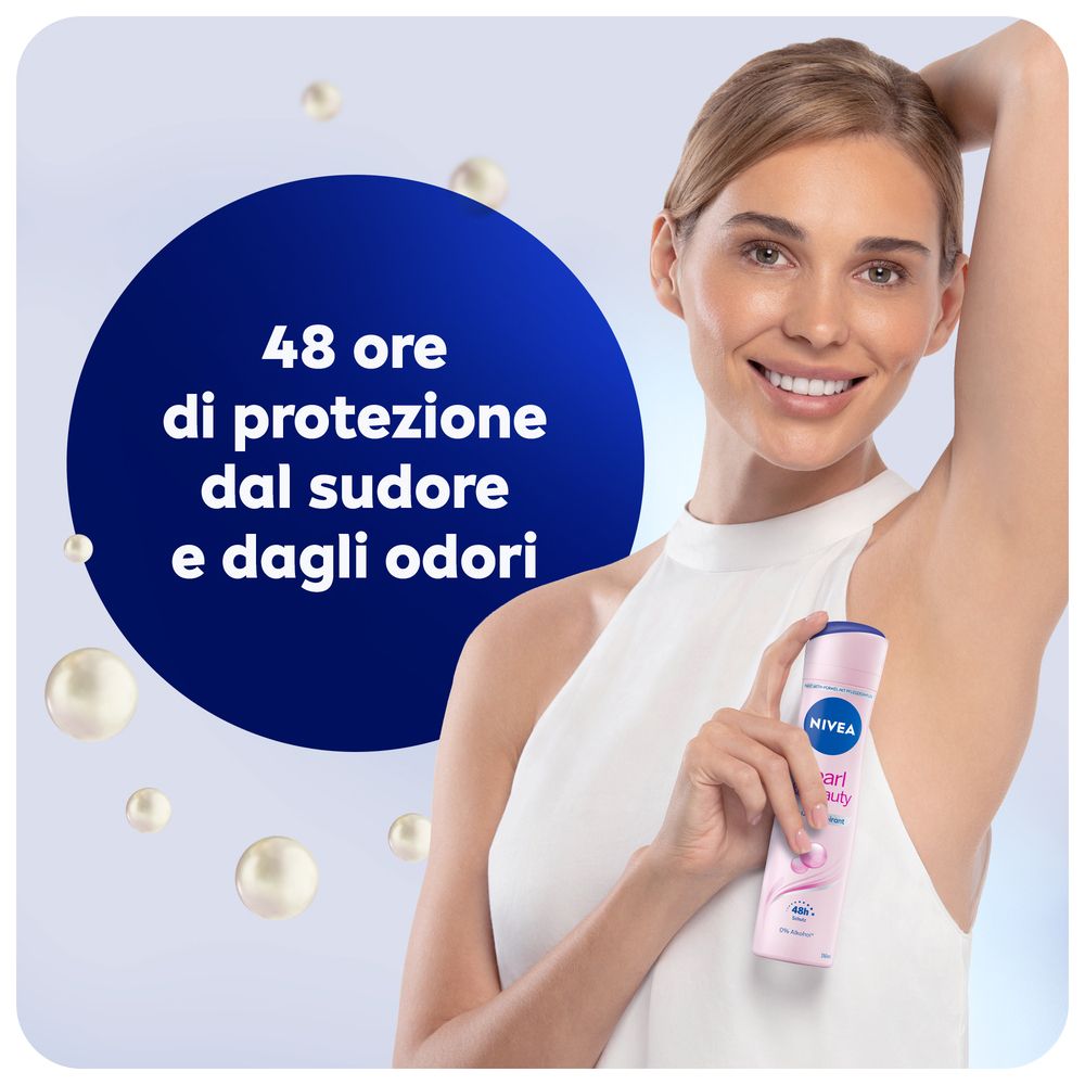 Donna che spruzza deodorante sotto il braccio. Cerchi blu con testo. Spray deodorante Nivea Pearl & Beauty.