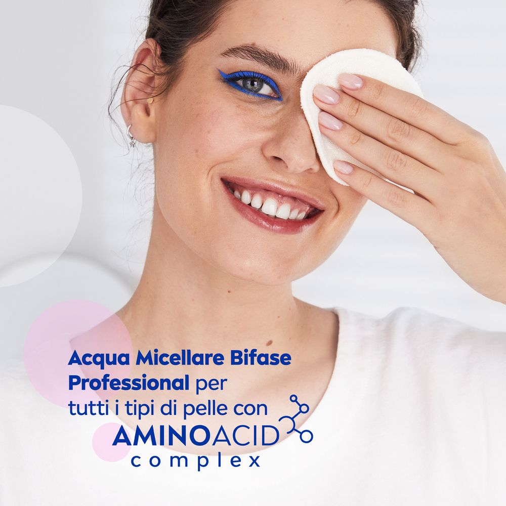 Donna con dischetto di cotone sull'occhio. Testo: Acqua Micellare Bifase Professional per tutti i tipi di pelle con AMINO ACID complex.