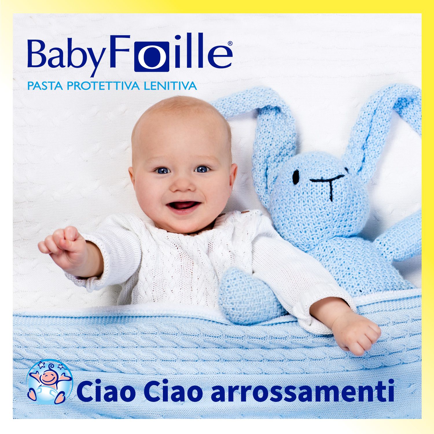 Baby im Bett mit Spielzeug. Text: Ciao Ciao arrossamenti.