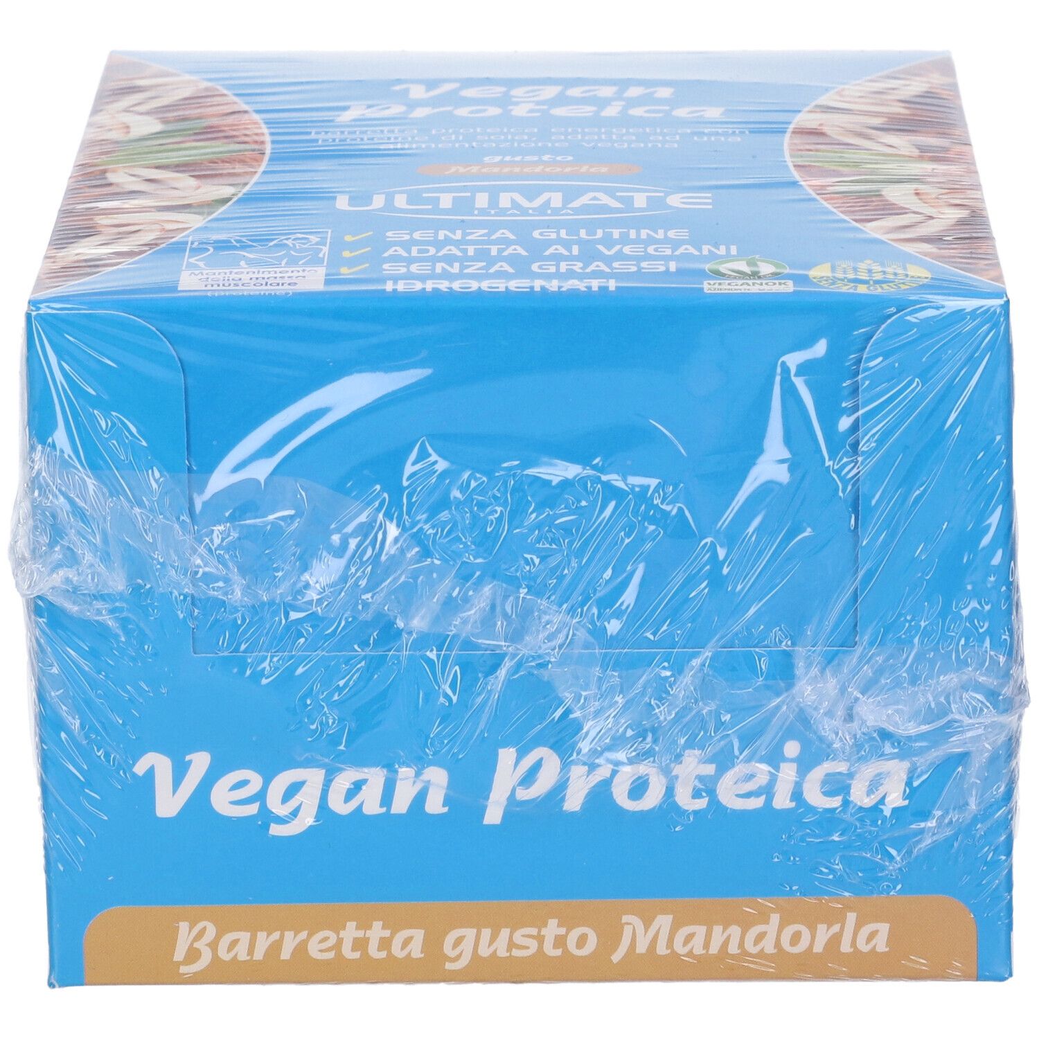 Scatola blu e bianca di barrette proteiche, avvolta in pellicola. Scritto: Vegan Proteica, Mandorla. Senza glutine, vegano, senza grassi idrogenati.