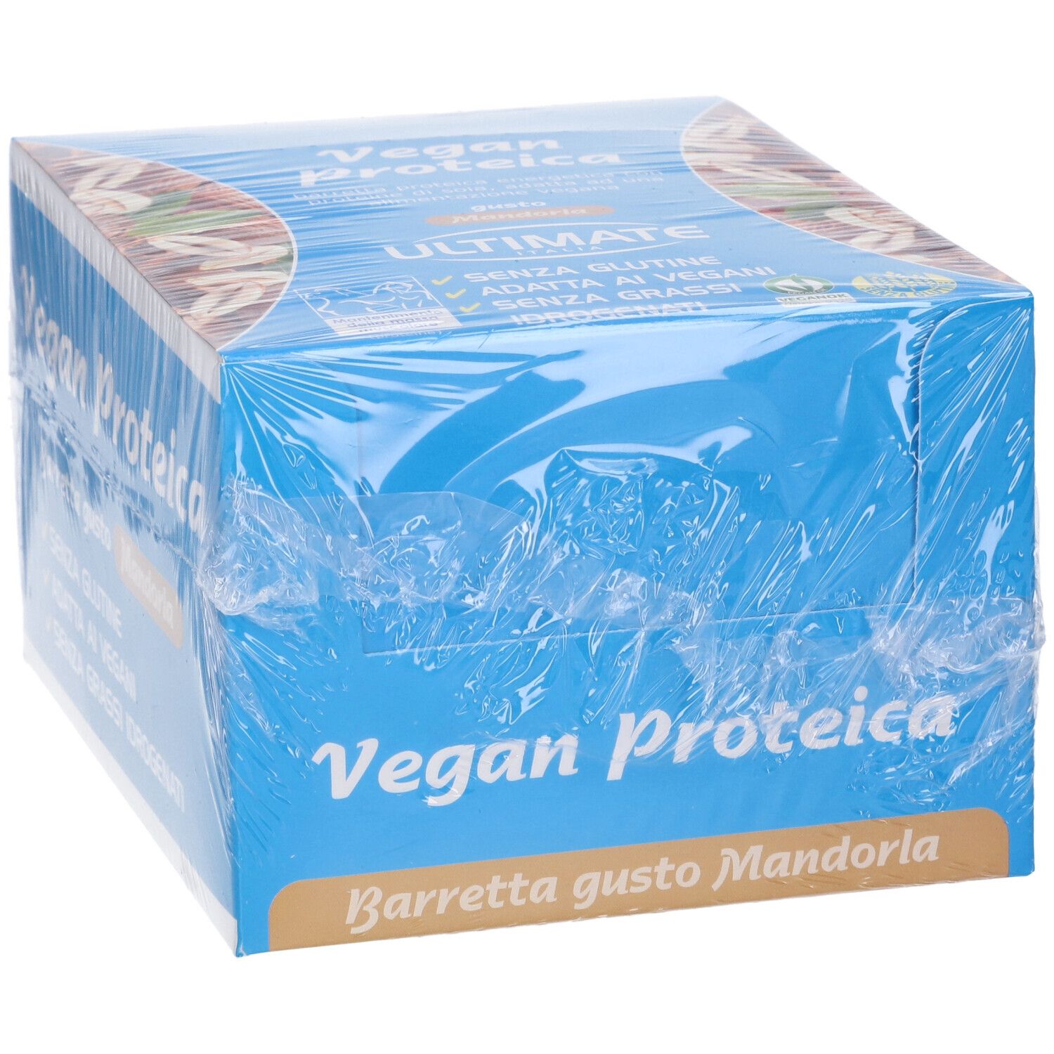 Scatola blu e bianca di barrette proteiche, avvolta in pellicola. Scritto: Vegan Proteica, Mandorla. Senza glutine, vegano, senza grassi idrogenati.