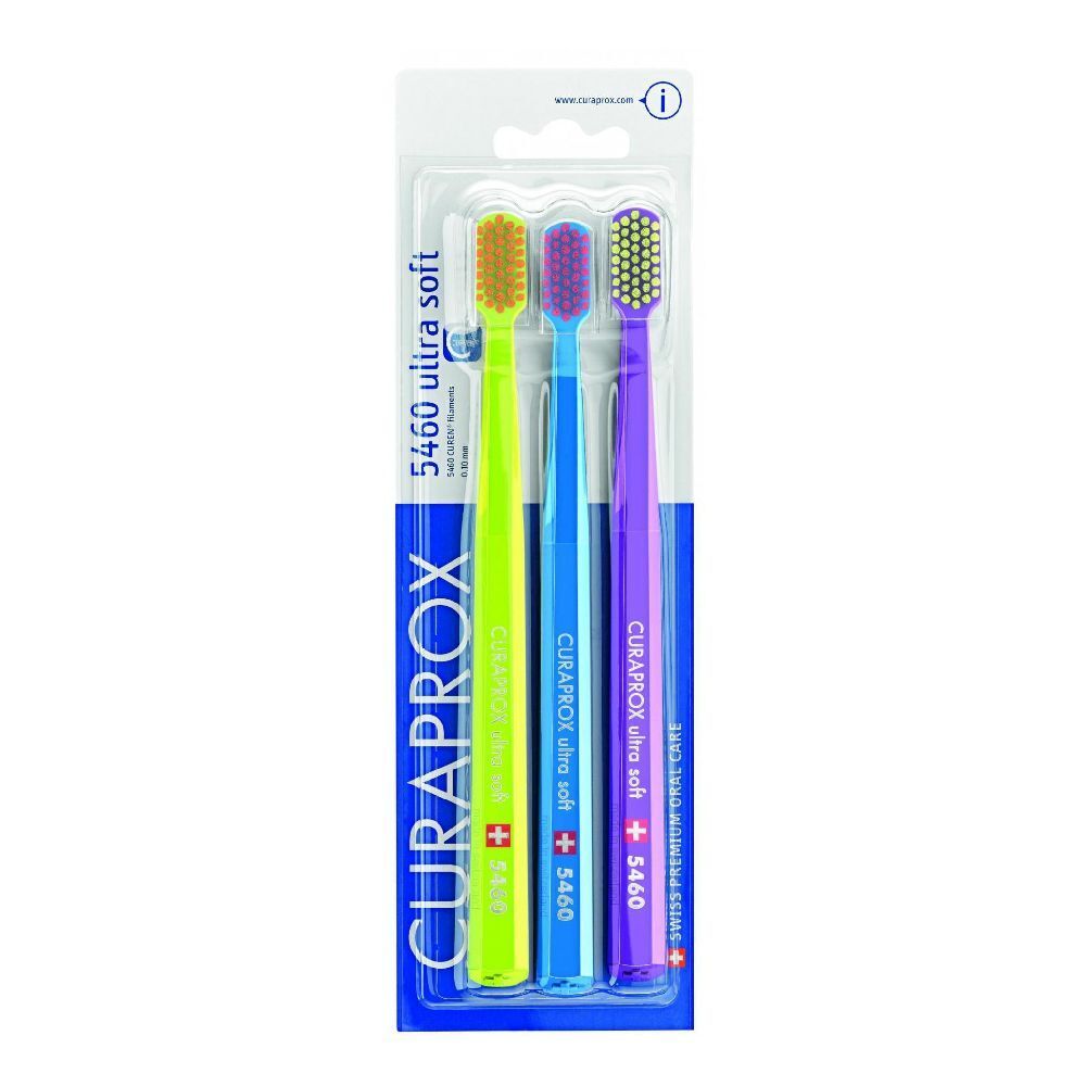 Tre spazzolini in confezione blister. Manici verdi, blu e viola. Scritta: CURAPROX, 5460 ultra soft.