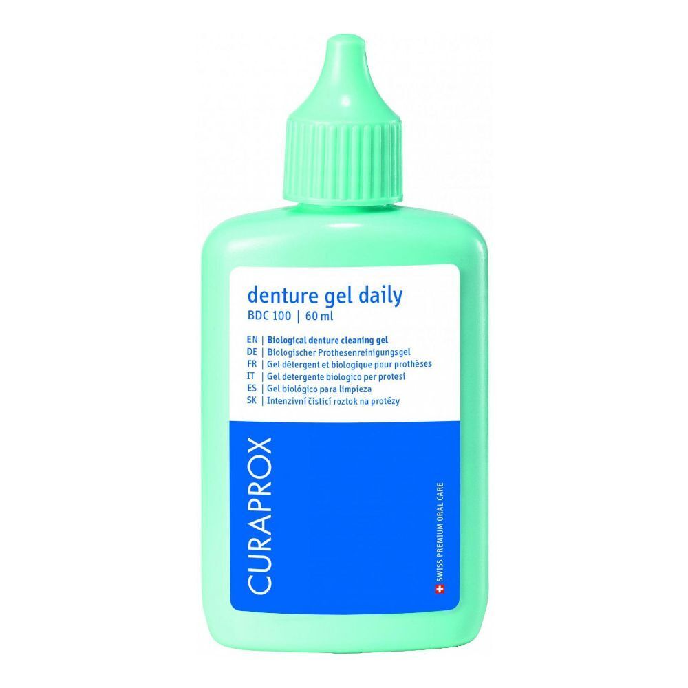 Flacone verde con etichetta bianca. Testo: denture gel daily, BDC 100, 60 ml. Marchio Curaprox. Croce svizzera.