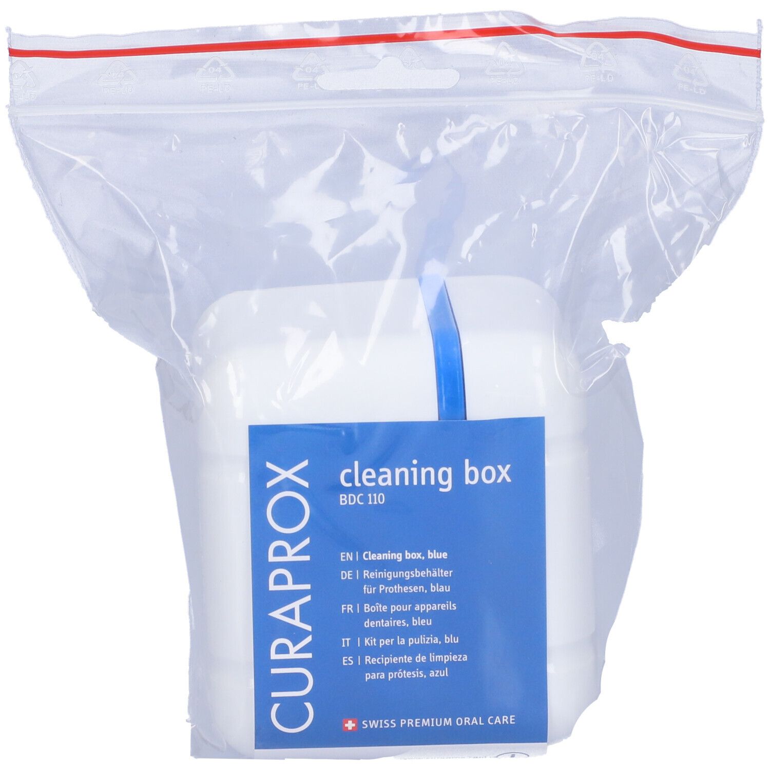 Contenitore bianco in sacchetto di plastica trasparente. Scritta: CURAPROX, cleaning box, BDC 110. Accenti blu.
