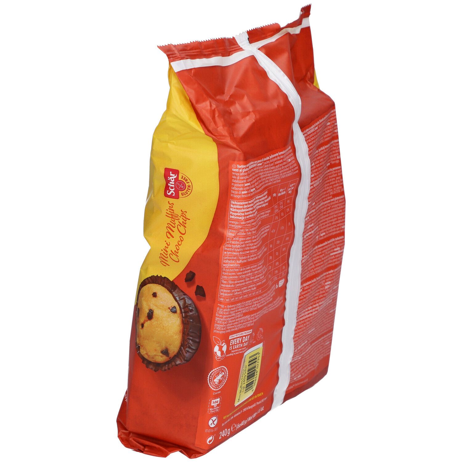 Vista obliqua del retro della confezione giallo-rossa Schär Mini Muffins Choco Chips. Testo e informazioni nutrizionali.