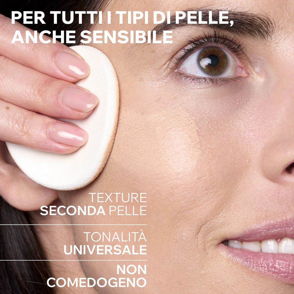 Nahaufnahme eines Gesichts mit Schwämmchen. Text: Texture seconda pelle, Tonalità universale, Non comedogeno.
