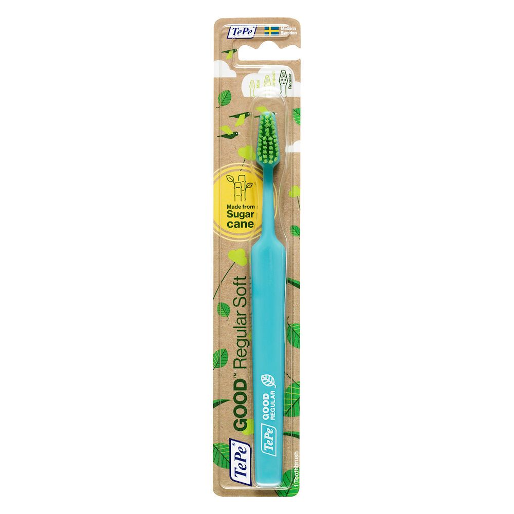 Spazzolino con manico blu e setole verdi in confezione. Scritta: GOOD Regular Soft, Made from Sugar cane.