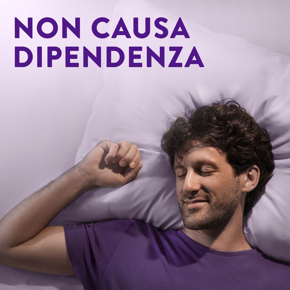 Mann liegt im Bett. Text: NON CAUSA DIPENDENZA.