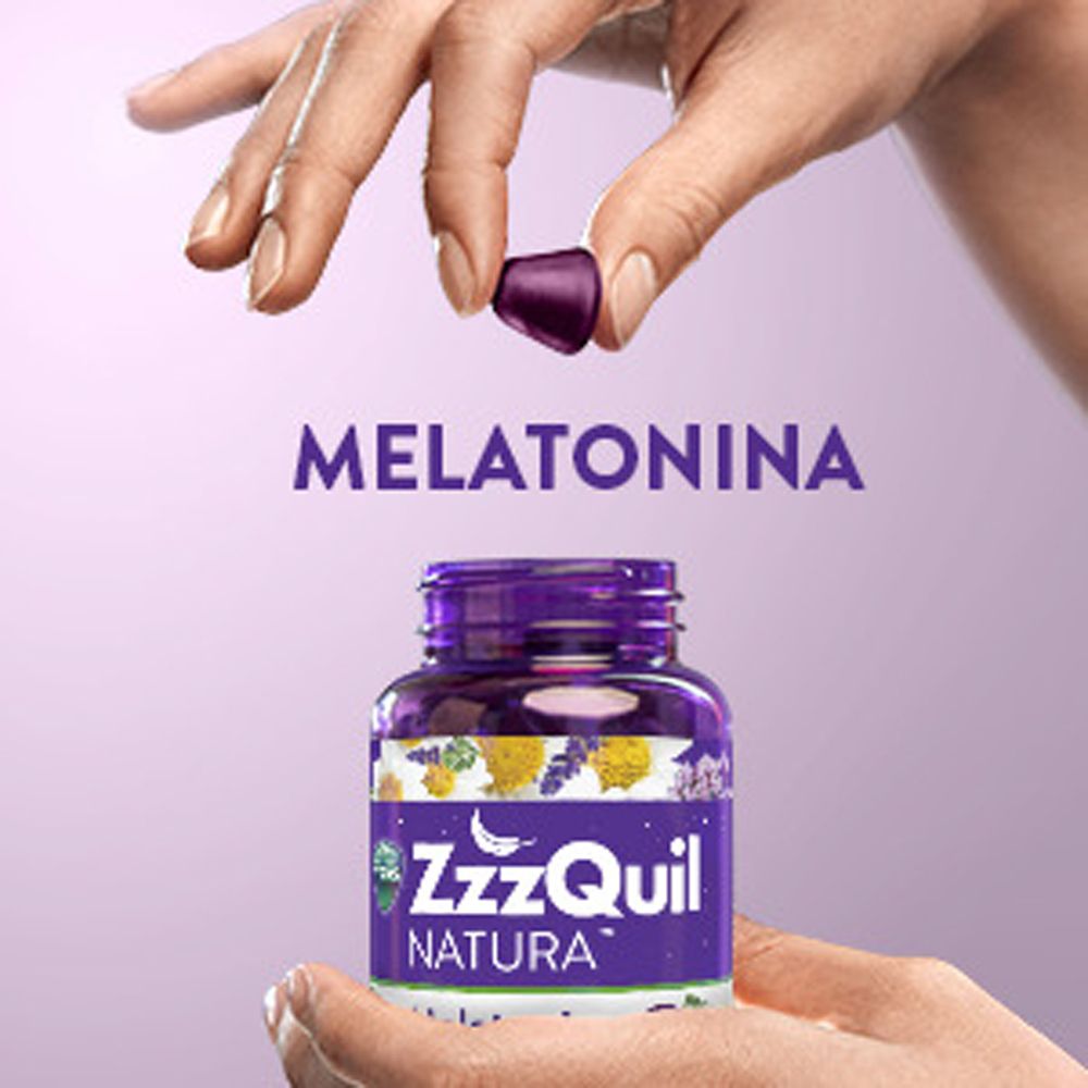 Mano che tiene una pastiglia gommosa sopra un flacone. Testo: MELATONINA. Flacone con etichetta.