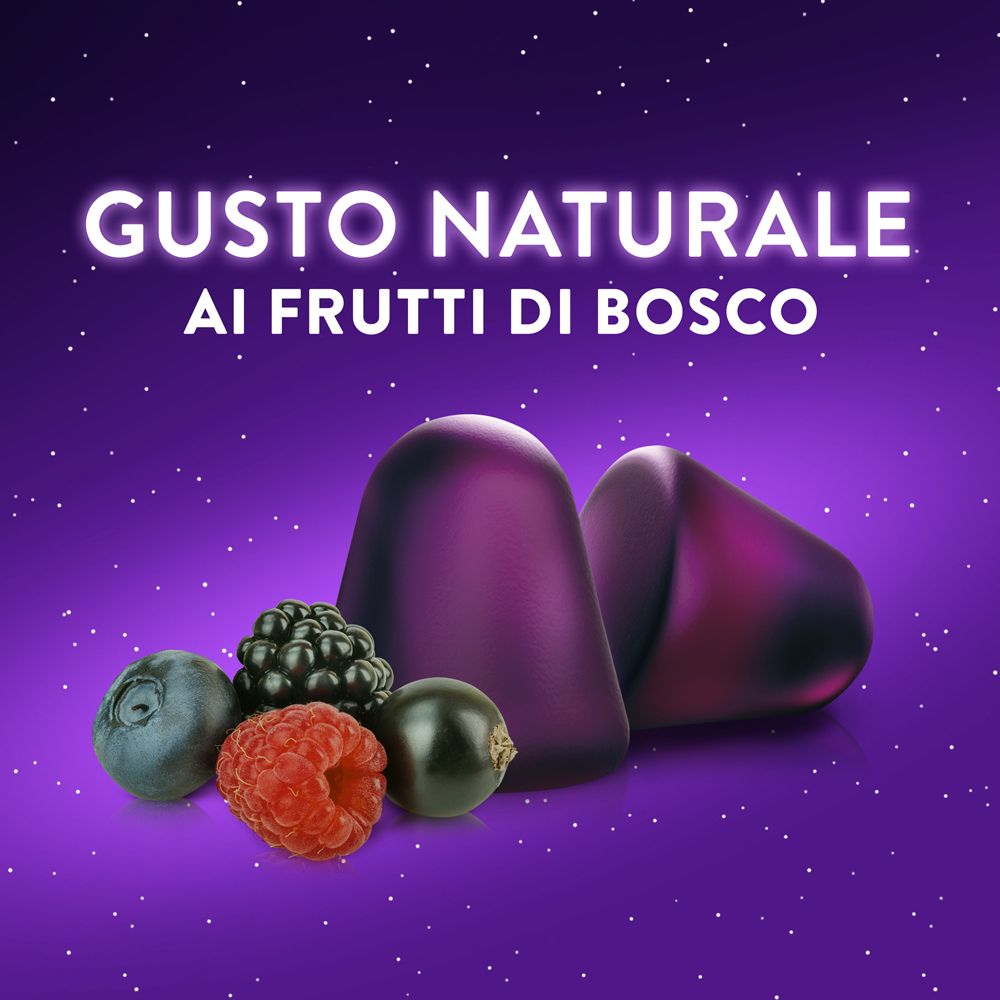Pastiglie gommose e frutti di bosco. Testo: GUSTO NATURALE AI FRUTTI DI BOSCO. Sfondo viola.