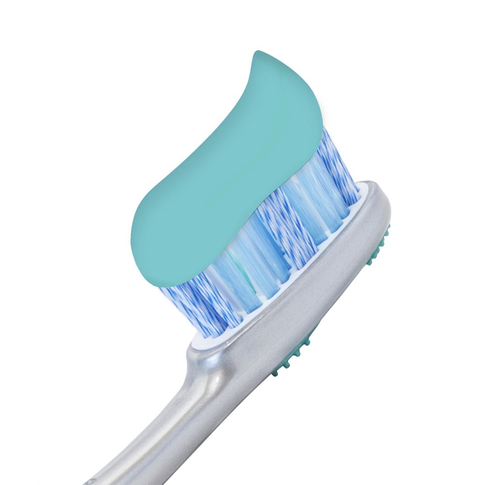 Zahnbürste mit Zahnpasta. Blaue Zahnpasta auf Borsten. Zahnbürste mit silberfarbenem Griff.