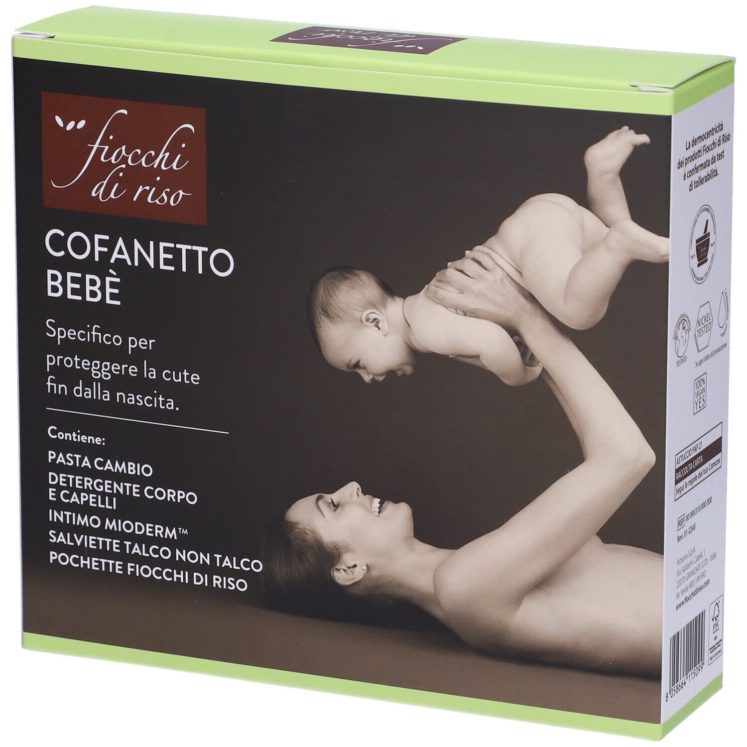 Confezione di prodotti per bambini. Immagine di una madre che lancia un bambino in aria. Scritta: Cofanetto Bebè.
