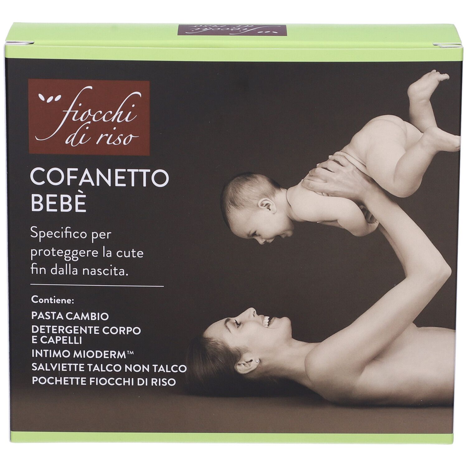 Confezione di prodotti per bambini. Immagine di una madre che lancia un bambino in aria. Scritta: Cofanetto Bebè.