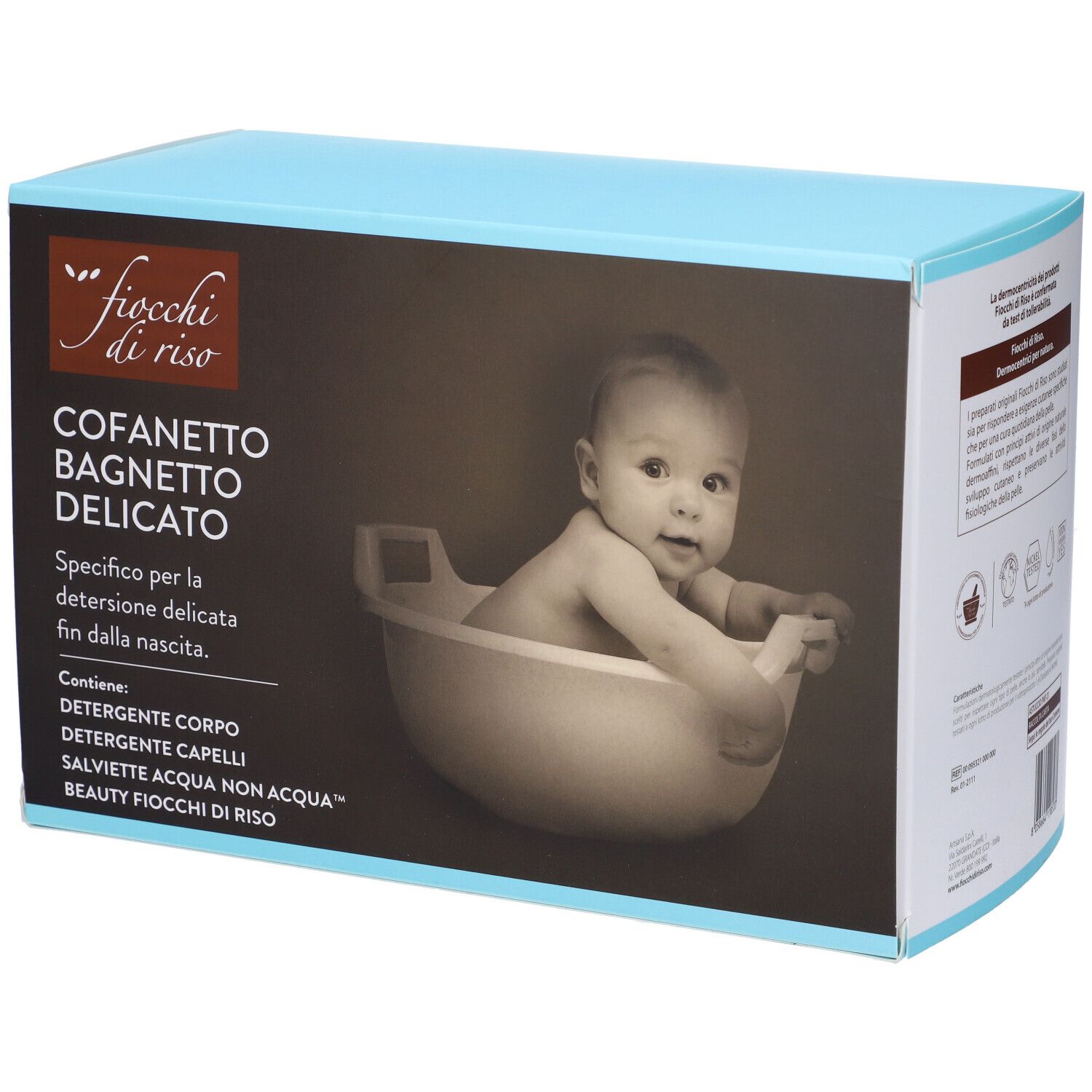 Scatola azzurra con nome prodotto e foto bambino. Contiene detergente corpo e capelli, e salviette.