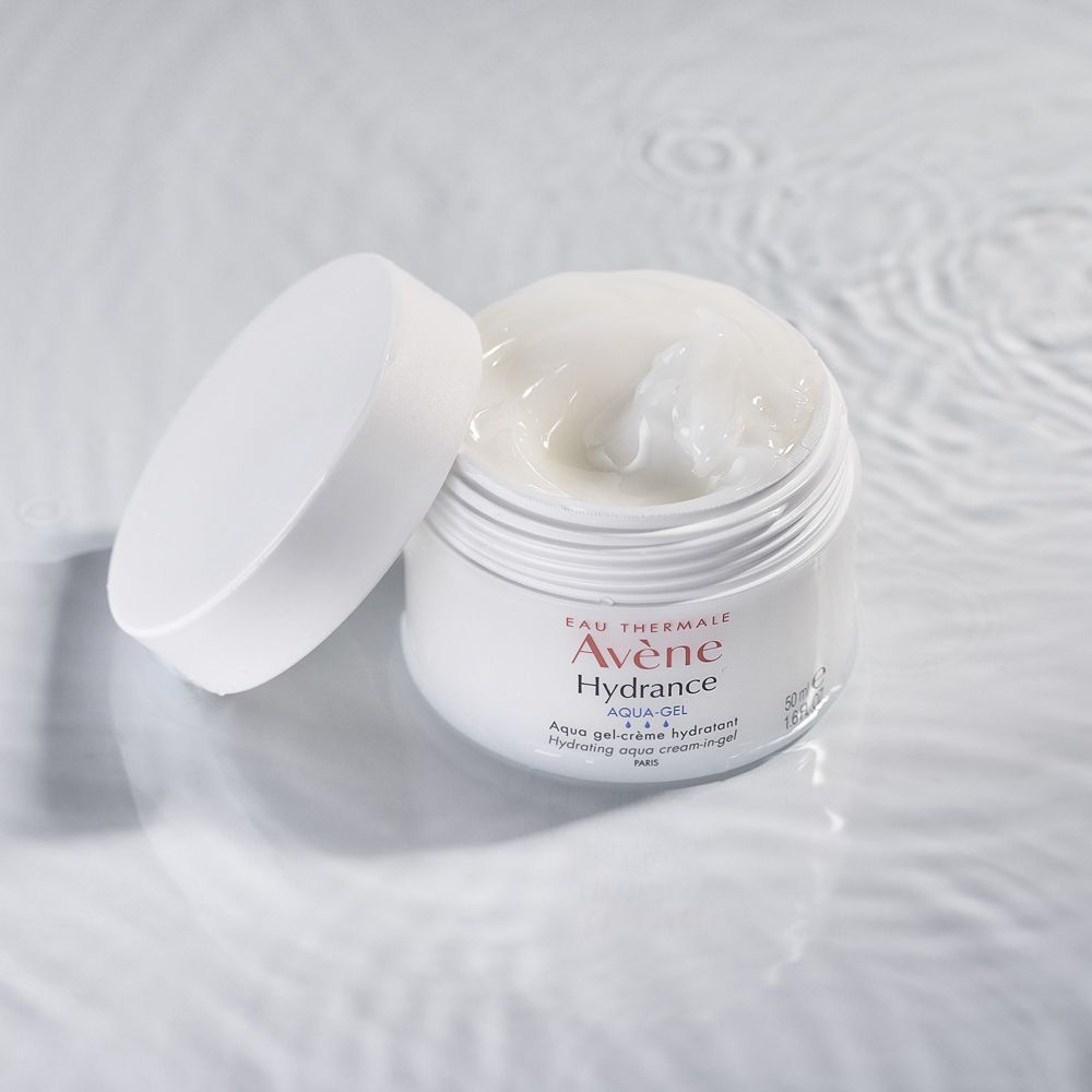 Vaso di crema aperto. Texture della crema visibile. Scritta: Avène Hydrance Aqua-Gel.
