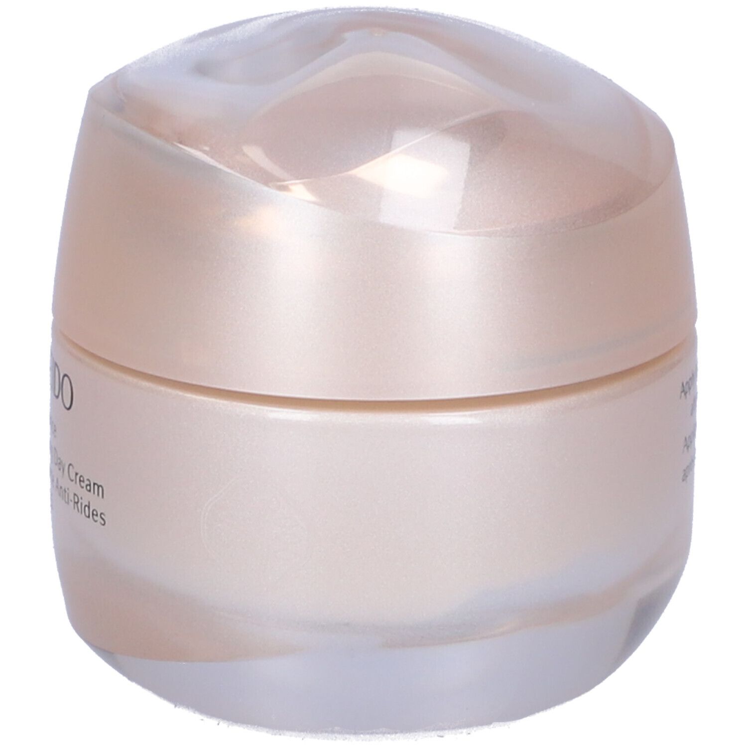 Vaso di crema con coperchio. Scritta: SHISEIDO, Wrinkle Smoothing Day Cream. Crema chiara, confezione chiara.