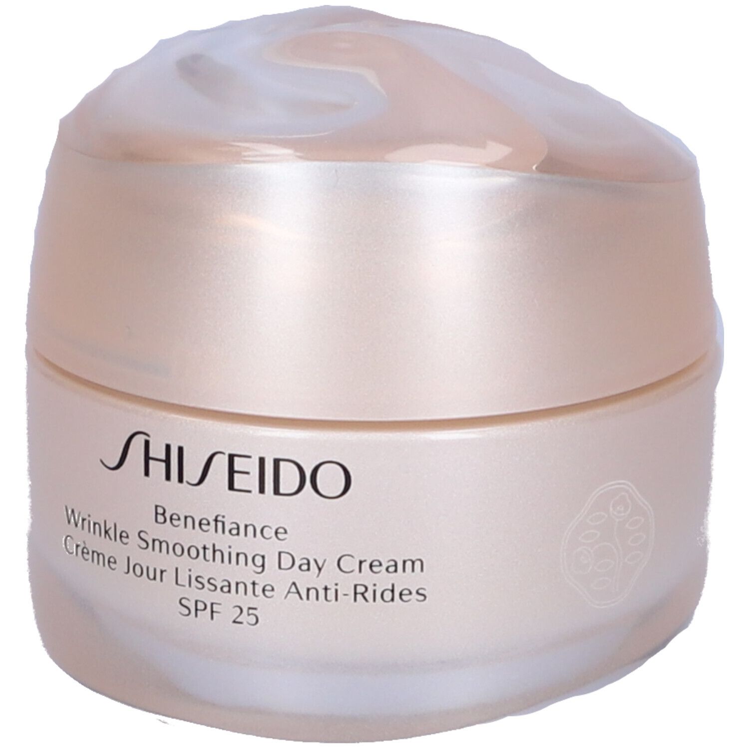 Vaso di crema con coperchio. Scritta: SHISEIDO, Wrinkle Smoothing Day Cream SPF 25. Crema chiara, confezione chiara.