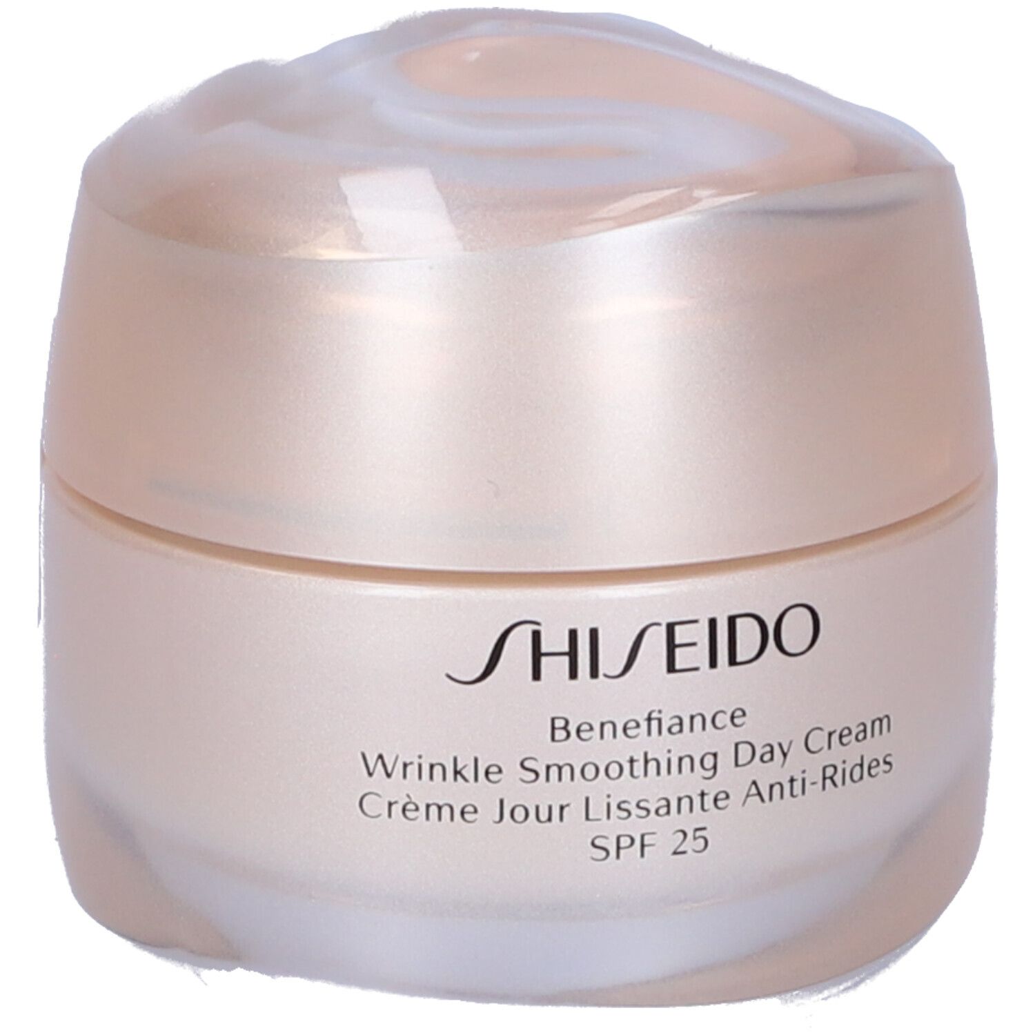 Vaso di crema con coperchio. Scritta: SHISEIDO, Wrinkle Smoothing Day Cream SPF 25. Crema chiara, confezione chiara.