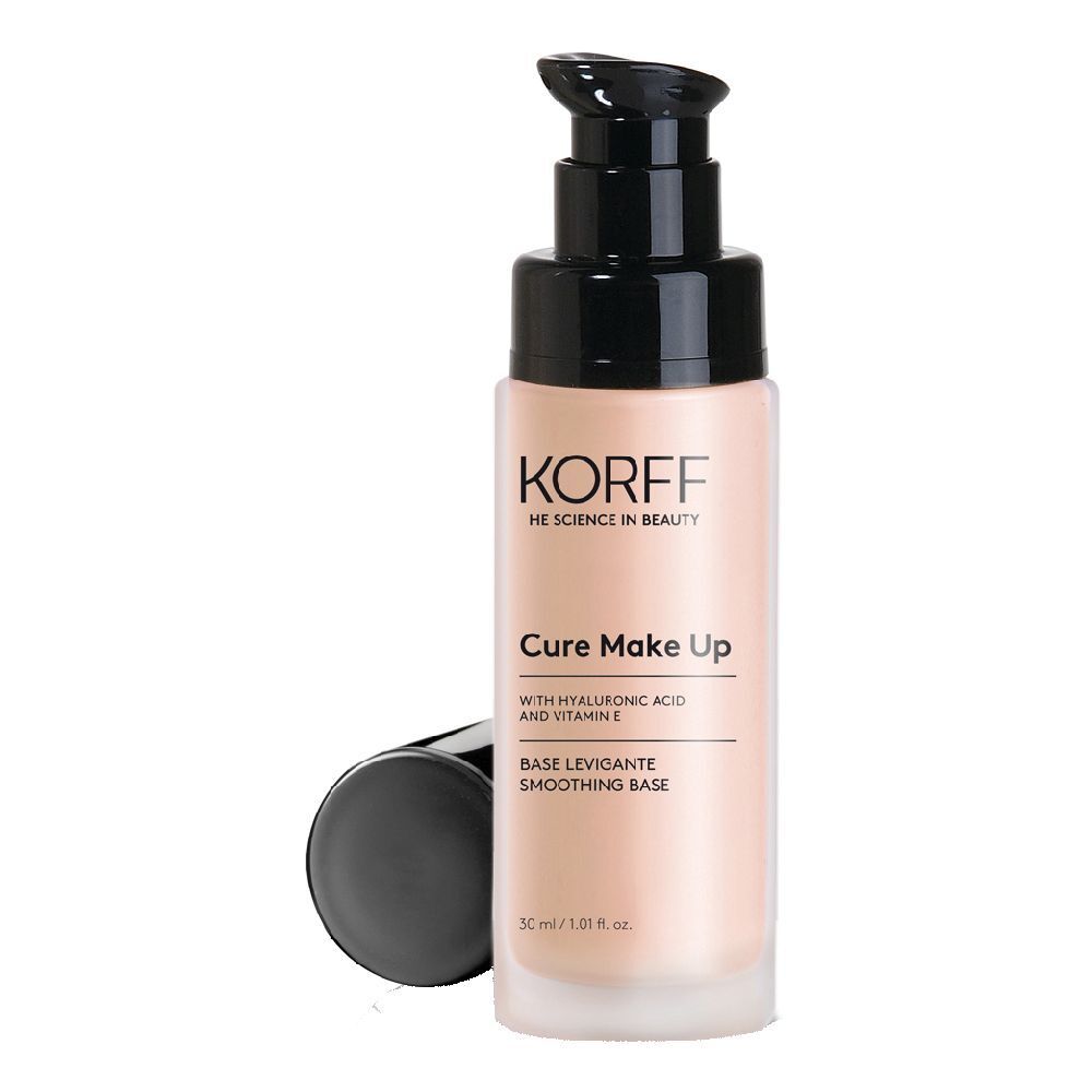 Base levigante KORFF Cure Make Up, flacone con pompa. Liquido rosa chiaro, tappo nero. Scritta: KORFF, Cure Make Up, 30 ml.
