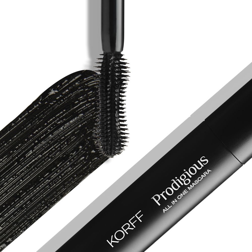 Mascara-Bürste mit schwarzer Mascara-Spur. KORFF Prodigious Mascara.