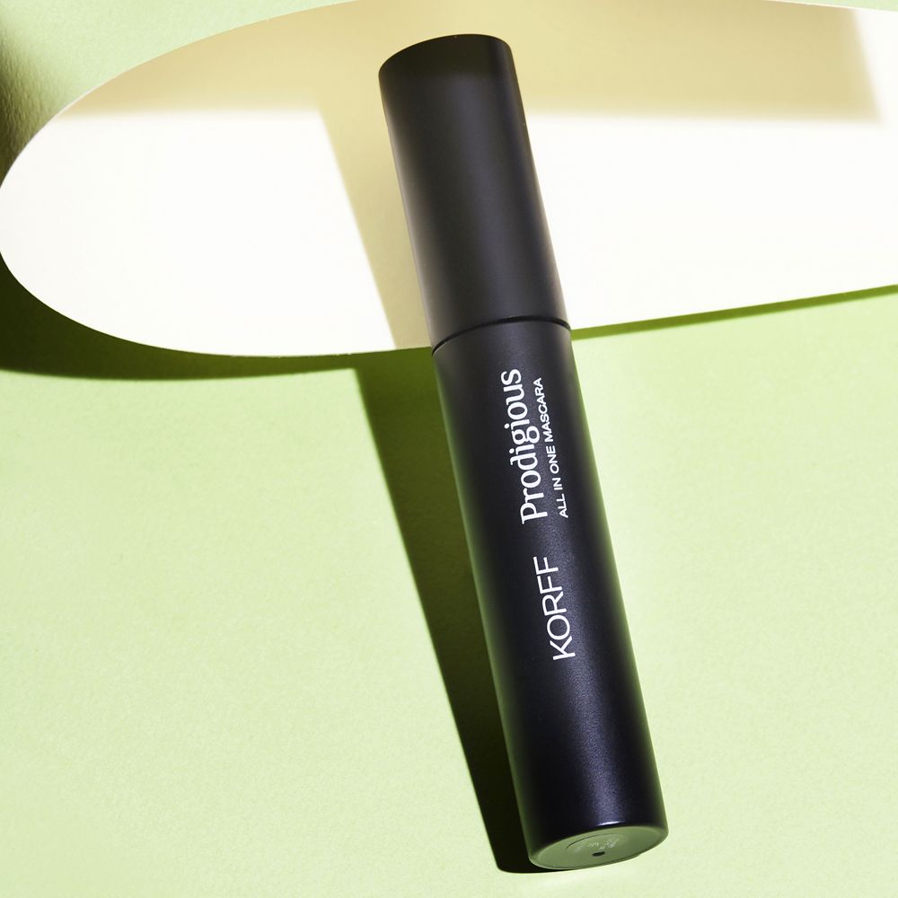 Schwarze Mascara-Tube. KORFF Prodigious All in One Mascara.