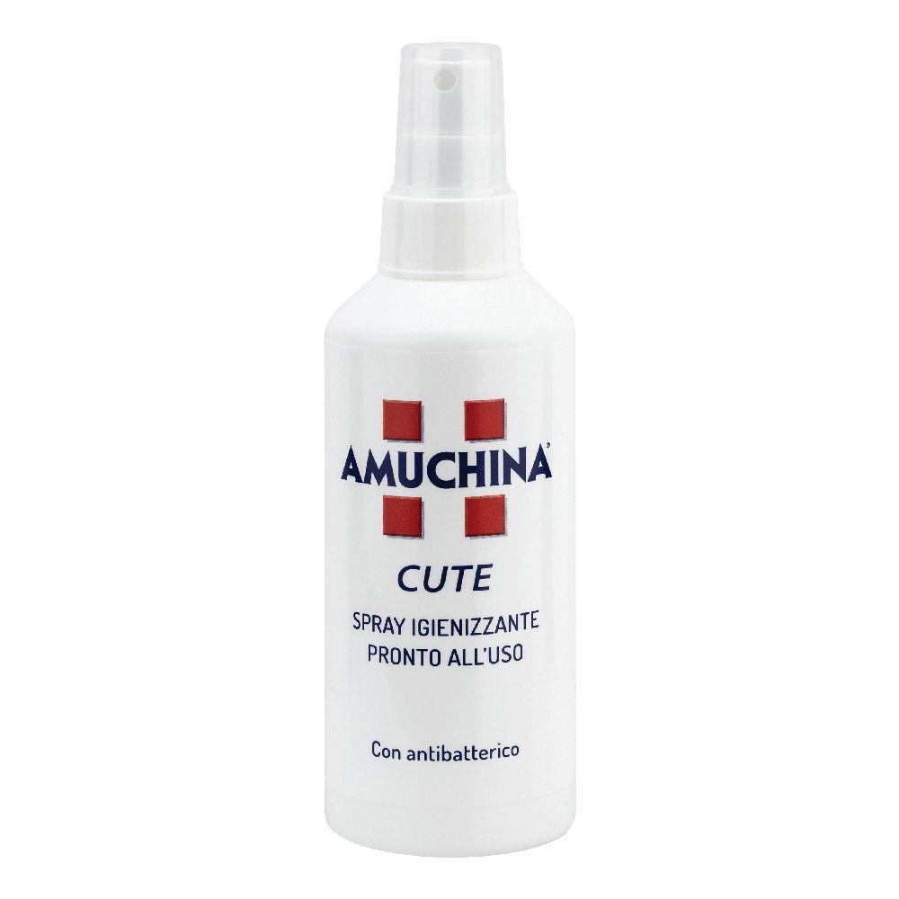 Flacone bianco AMUCHINA® Cute con spruzzatore. Quadrati rossi del logo. Testo: Spray igienizzante pronto all'uso.