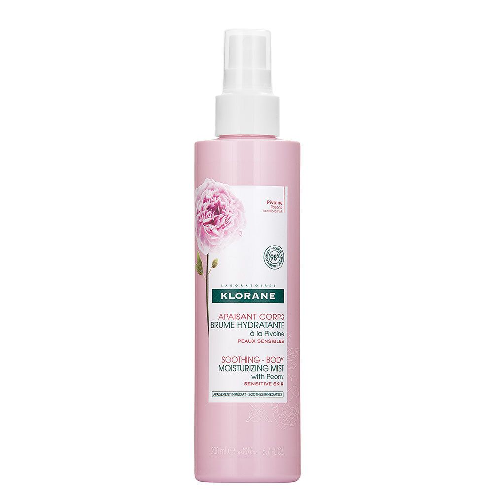 Flacone rosa con vaporizzatore. Etichetta con informazioni sul prodotto e illustrazione di peonia. Marca: KLORANE.