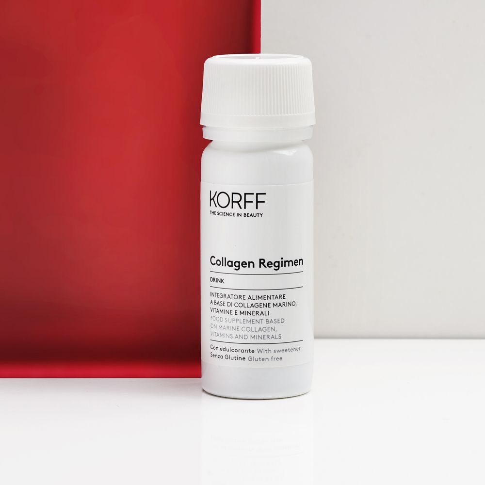 KORFF Collagen Regimen Drink. Bottiglia bianca su sfondo rosso. Scritta: Integratore alimentare a base di collagene marino, vitamine e minerali.