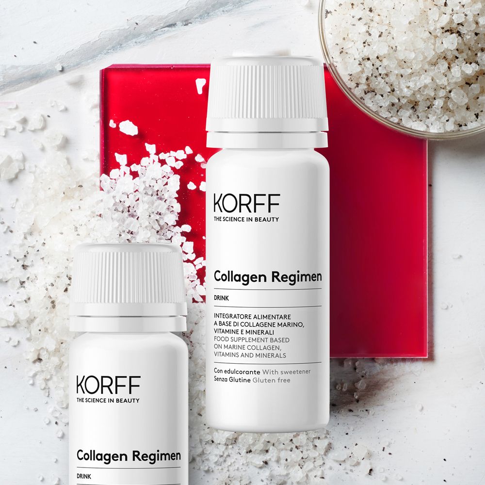 KORFF Collagen Regimen Drink. Due bottiglie bianche, sale e sfondo rosso. Scritta: Integratore alimentare a base di collagene marino, vitamine e minerali.