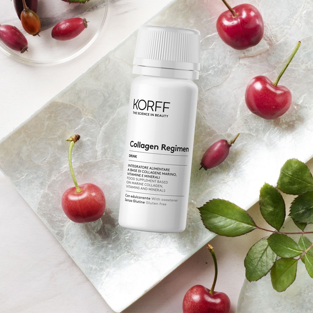 KORFF Collagen Regimen Drink. Bottiglia bianca con ciliegie e foglie. Scritta: Integratore alimentare a base di collagene marino, vitamine e minerali.
