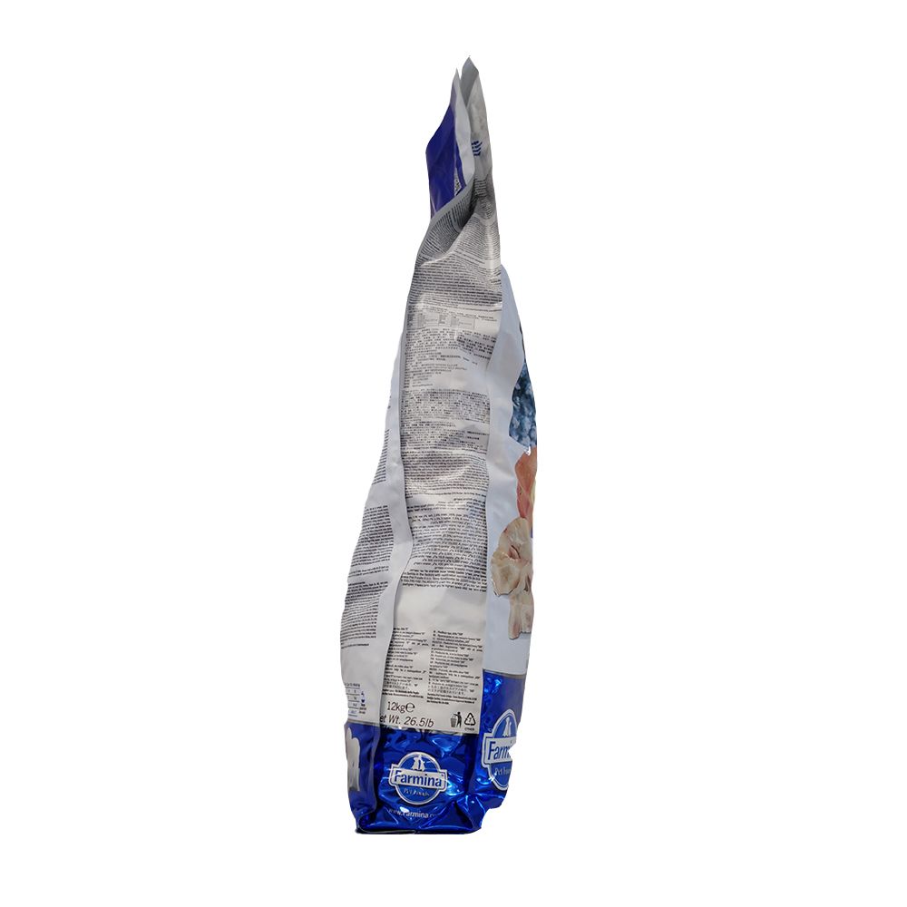 Seitenansicht der Trockenfutterverpackung. N&D Ocean, Adult Medium Maxi. Farmina Logo. Blaue und weiße Verpackung. Text.