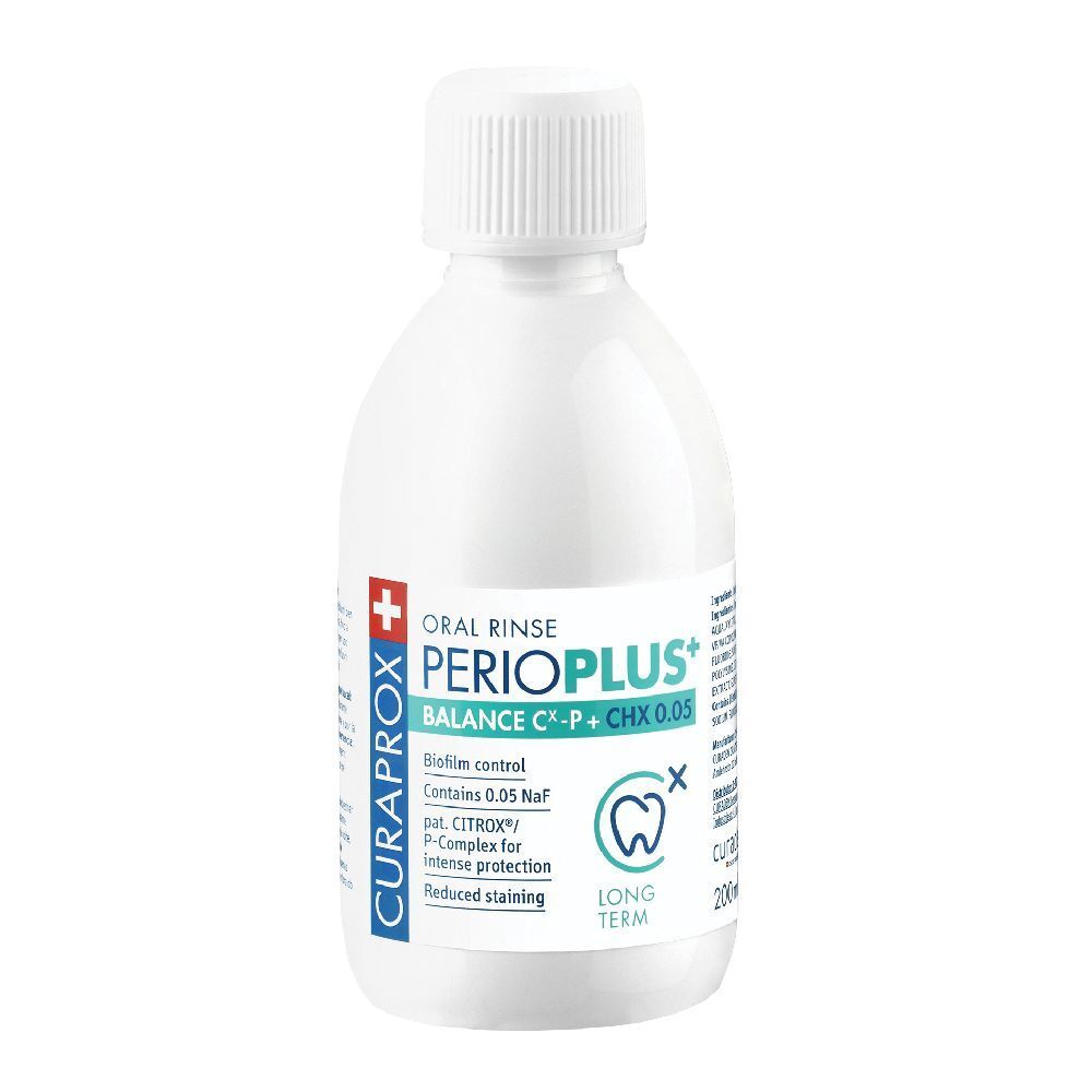 Flacone bianco con tappo a vite. Scritta: Curaprox Perioplus+ Balance CX-P+CHX 0.05 Collutorio. Logo: dente.