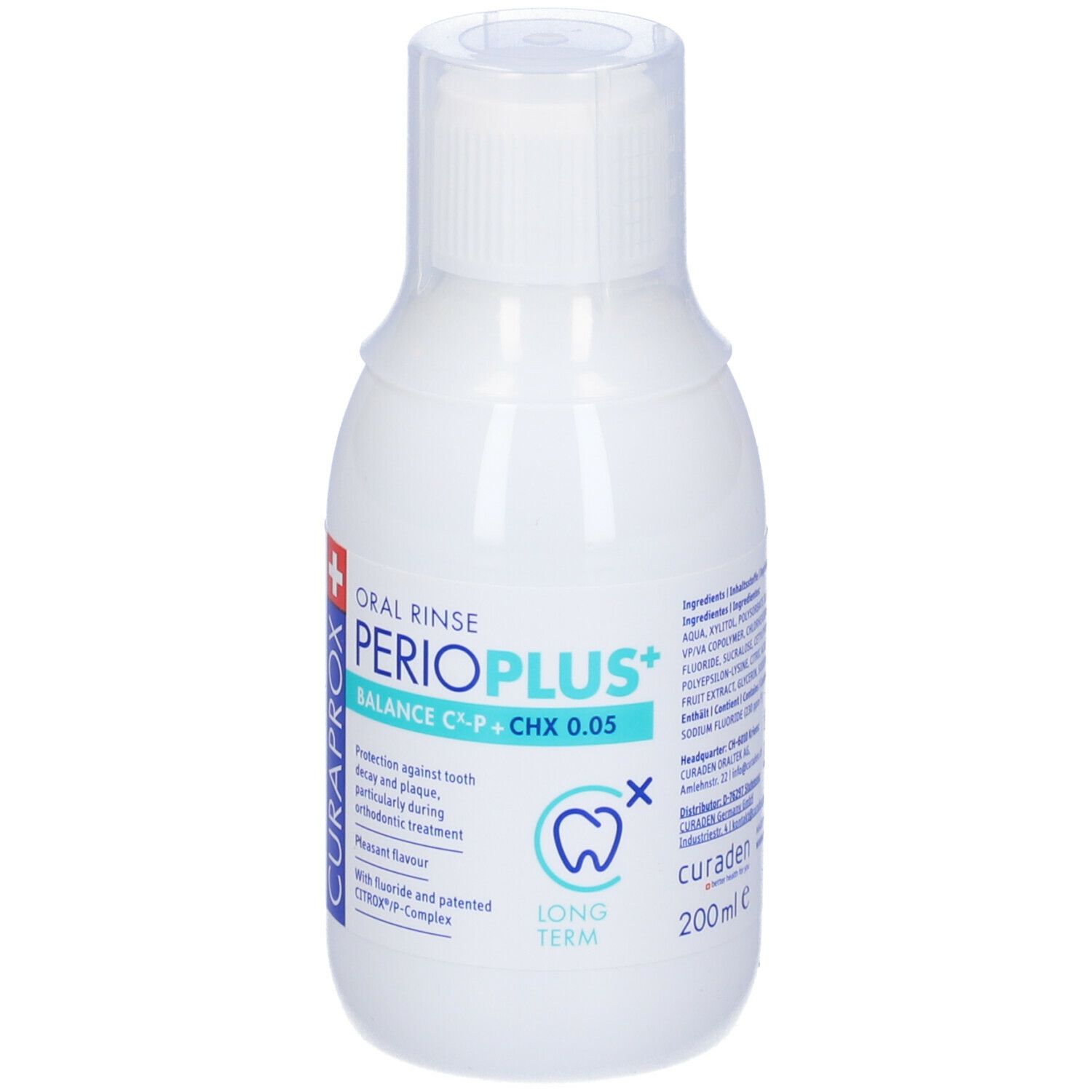 Flacone bianco con tappo a scatto. Scritta: Curaprox Perioplus+ Balance CX-P+CHX 0.05 Collutorio. Logo: dente. Testo.